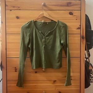 Long sleeve crop top that’s cute for the summer!